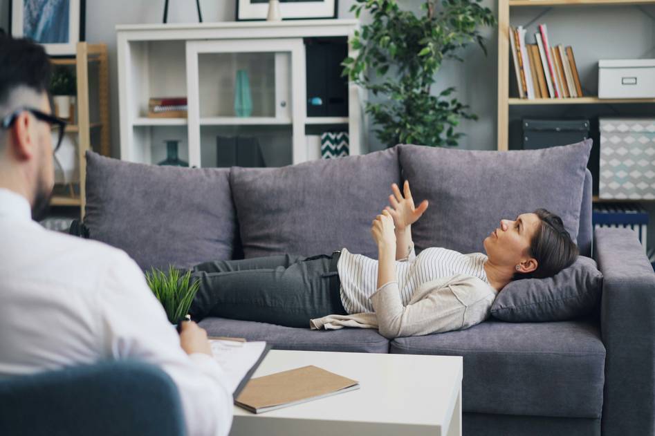 Woman meditating peacefully in soft morning light, symbolizing calm focus and weight loss through hypnosis